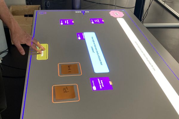 Brainstorming phase with physical post-its recognized by the system, orange detection halos, and countdown timer.