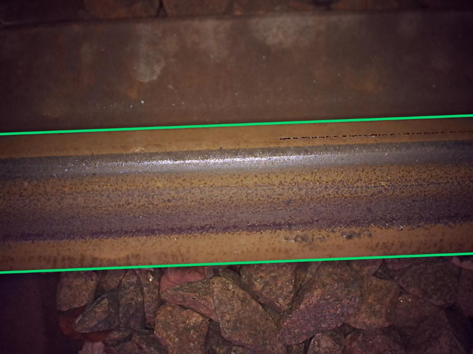 Rohbild mit den vom LINEA-Modell erkannten Schienenkanten in Grün
